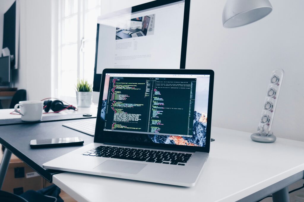Ordinateur portable affichant du code, sur un bureau de travail
